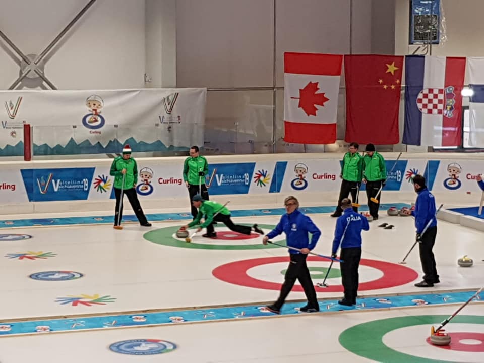 Férfi curling csapat edzés közben