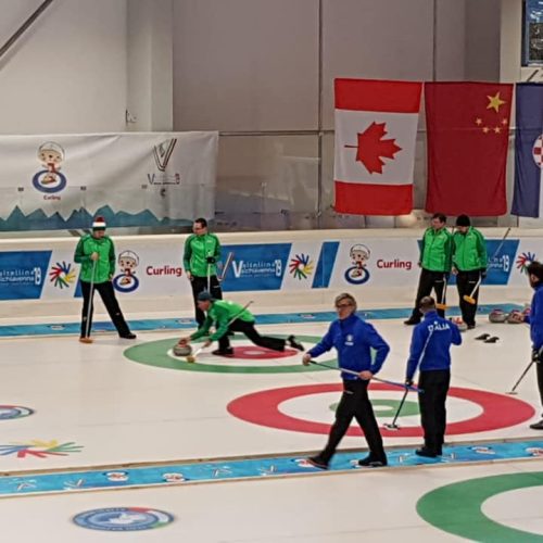 Férfi curling csapat edzés közben