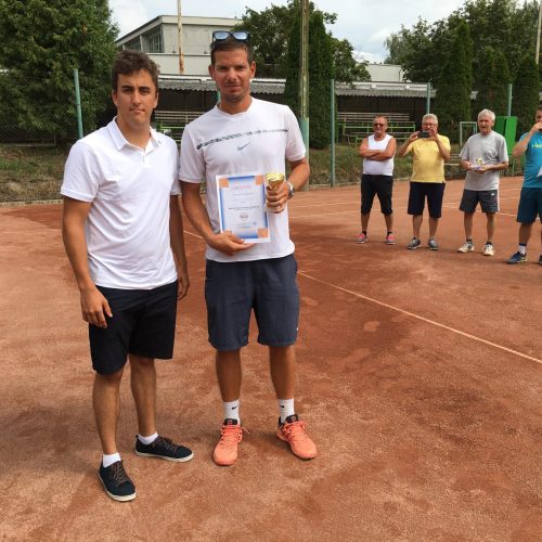 Németh Balázs a SINOSZ Zala Megyei Szervezete Nagykanizsa Helyi Szervezet elnök adta át az oklevelet és a serleget